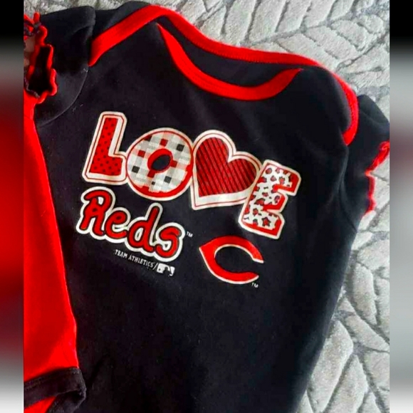 New Cincinnati Reds Diapershirts 3-6 months - Picture 3 of 3